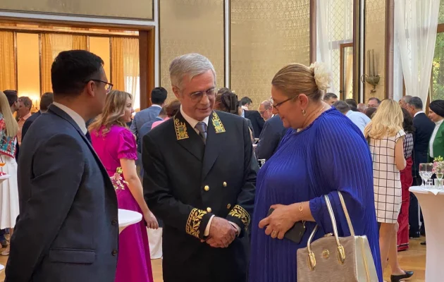 Diana Șoșoacă și generalul (r) acuzat de TRĂDARE, Radu Theodoru, o nouă vizită la Ambasada RUSIEI de la București
