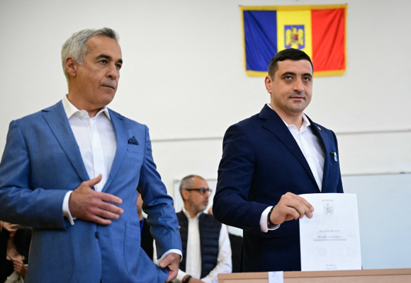 Susţinătorii AUR, răspunsuri halucinante la un sondaj făcut de George Simion pe pagina sa de Facebook. Pe cine ar susţine aceştia în cazul declanşării alegerilor anticipate