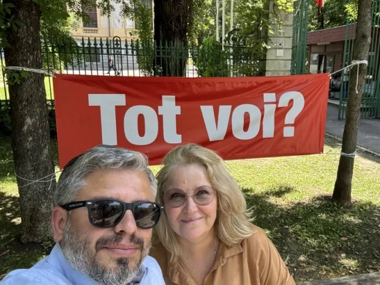 „Tot voi?”. Banner afișat la sediul PSD. Peste 13.000 de membri ar fi nemulțumiți de conducere, susține un protestatar