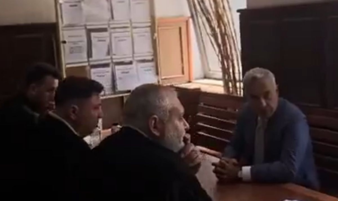 Protestatarul „Ceausescu”, alungat de trei bodyguarzi de-ai extremistului Georgescu, incident in cladirea Tribunalului Bucuresti. Georgescu are si trei avocati – VIDEO