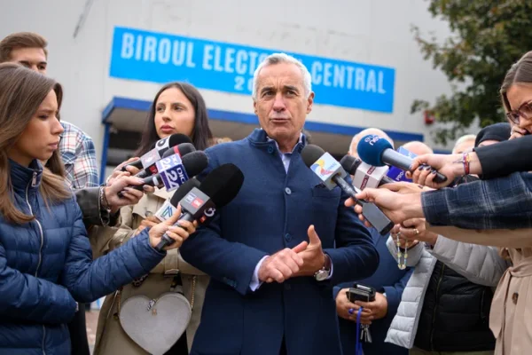 Călin Georgescu și-a depus candidatura la alegerile prezidențiale. A fost așteptat de zeci de susținători la BEC