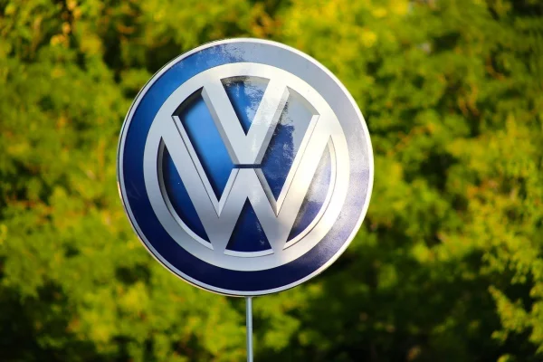 Patru foşti manageri de la Volkswagen au fost găsiți vinovaţi de fraudă în scandalul manipulării emisiilor automobilelor echipate cu motoare diesel