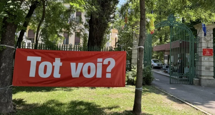 ”Tot voi?” Banner cu un mesaj inedit, instalat la sediul central PSD de un activist care îi așteaptă pe social-democrații ce vor să schimbe conducerea partidului FOTO