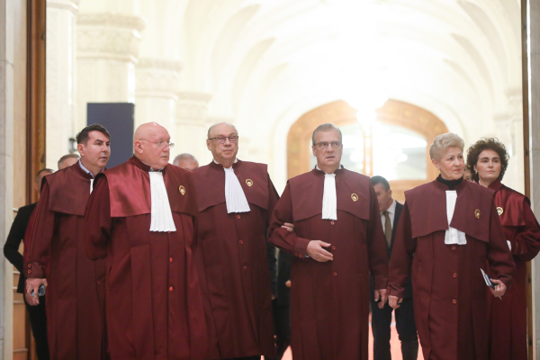 Bolojan: Primele pentru judecătorii CCR sunt legale, dar imorale. Nu mai avem bani de dat în plus