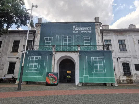 VIDEO-FOTO Art Encounters 2025 deschide porțile gândirii critice la Timișoara: A început cea mai importantă bienală de artă contemporană din România