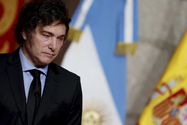 Președintele Argentinei îl insultă din nou pe premierul spaniol Pedro Sanchez la el acasă