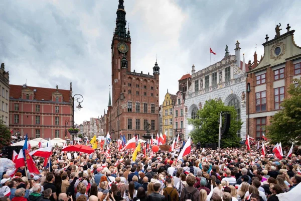 Polonia alege, Bruxelles-ul așteaptă din nou cu sufletul la gură: naționaliștii sau liberalii?