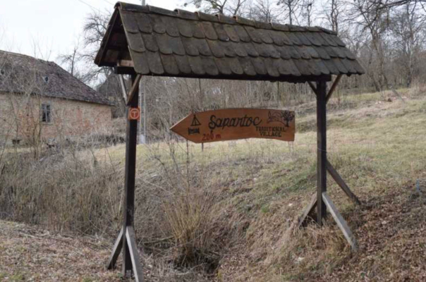 AŞEZĂRI ÎN AMURG Şapartoc – satul cu 3 biserici, care reînvie după ce a fost părăsit din cauza noroaielor şi a colectivizării / Primul copil botezat în sat, după peste 40 de ani
