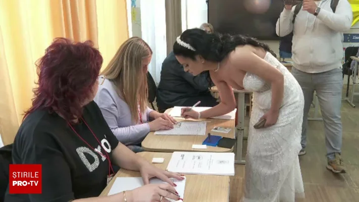 România a ieșit la vot: Cu mireasa, să poarte noroc, dar și la secția 666, deși „e număr de care ne feream. Pecetea.”