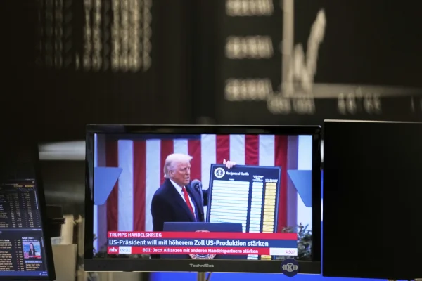 Primele efecte după taxele anunțate de Trump: dolarul se depreciază, bursele se prăbușesc