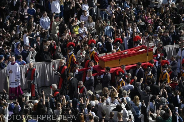 Trupul neînsuflețit al papei Francisc a fost dus în bazilica Sfântul Petru. Zeci de mii de credincioși au participat la procesiune | VIDEO