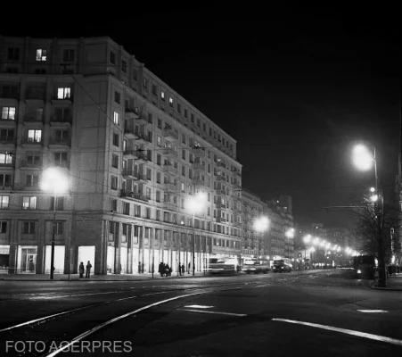 Blocul-simbol din București, cu cântec dedicat și foarte fredonat și cu prezent de mare risc seismic. Povestea din Piața Romană, Nr. 9