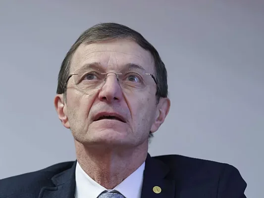 Președintele Academiei a ales între Nicușor Dan și George Simion. „Mergem spre Europa”