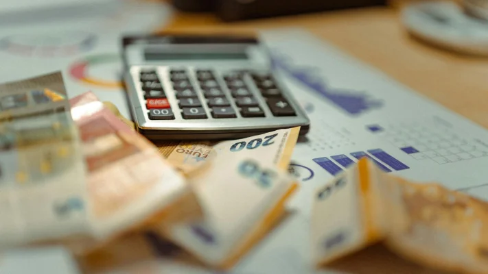 Ce soluții au statele europene pentru a reduce deficitul bugetar. Pe lângă România, alte șase state UE caută soluții pentru a reveni pe linia de plutire