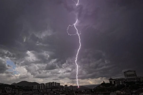 Alertă imediată de Cod roșu de ploi torențiale, vijelii și grindină. Iată lista localităților afectate