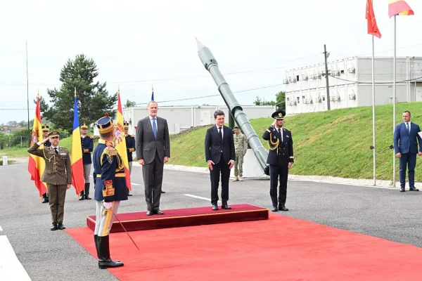 UPDATE. Regele Spaniei, la baza militară Cincu:  România simte în fiecare zi efectele invaziei rusești din Ucraina