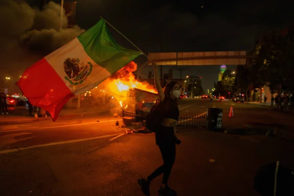EXPLICATIV Ce sunt protestele din Los Angeles împotriva ICE / Cum a ajuns orașul ”sanctuar pentru imigranți” / Argumente pro și contra politicii de tip sanctuar / De ce protestatarii agită steagul mexican