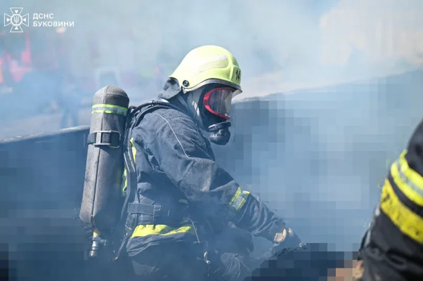 Atac rusesc cu drone asupra regiunii Cernăuți. Incendiu într-o stație de cale ferată | VIDEO