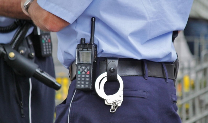 Bărbat de 71 de ani, reţinut după ce a bătut cu sălbăticie un pui de câine/ I-a amenințat pe cei care au încercat să intervină / A fost oprit de Poliţie / Câinele de 3 luni e în stare gravă