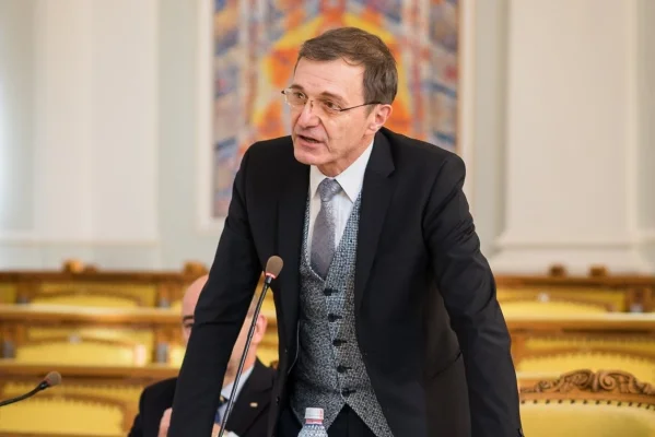 Preşedintele Academiei Române: Este fundamentală menţinerea acestei ţări şi a acestui popor pe traiectoria lui europeană. Şi poporul poate greşi dacă are conducători răi