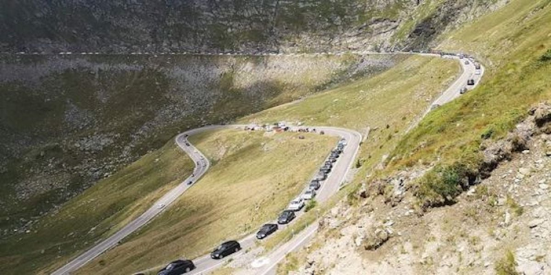 Un motociclist a fost atacat de un urs pe Transfăgărăşan / A fost emis mesaj RO-Alert