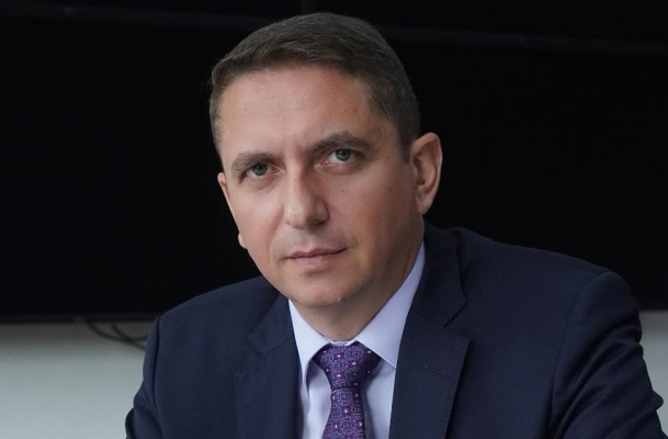 Unul dintre directorii de la compania de stat în care membrii CA, inclusiv bărbații, primesc "spor de femeie", își donează statului 20% din salariu