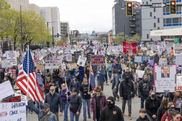 Zeci de mii de americani participă la protestele organizate înaintea paradei lui Trump