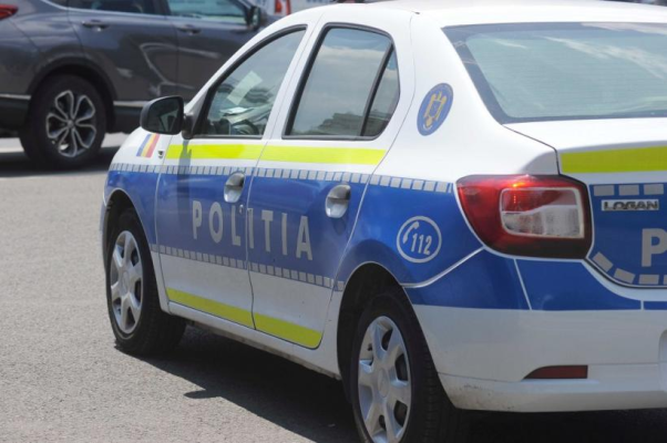Trei tineri, prinși în flagrant, după ce au furat un telefon pe o stradă din București