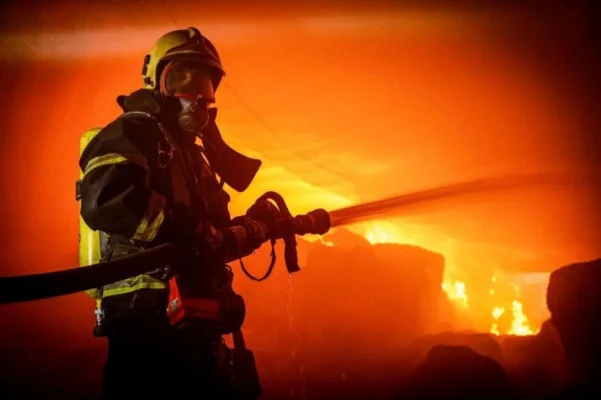 Acoperișul unui bloc din Slatina a luat foc. Zeci de pompieri, trimiși în misiune
