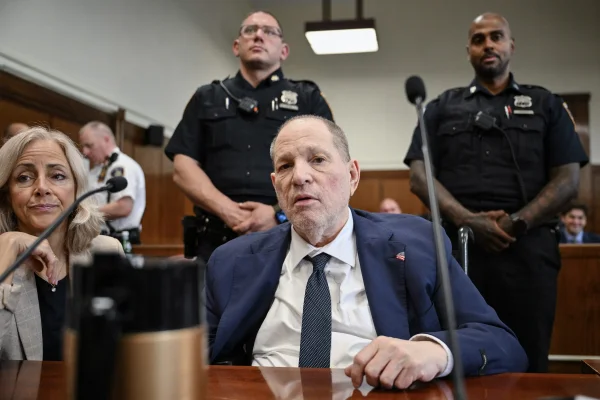 Harvey Weinstein, găsit din nou vinovat de agresiune sexuală, în cadrul unui verdict parțial