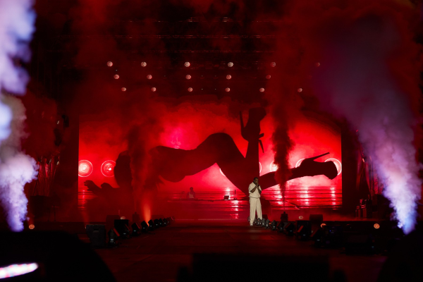 VIDEO/FOTO Ziua 2 Beach, Please! Artiști internaționali și români au ținut publicul conectat: 21 Savage, Rick Ross, Lil Tjay, La Familia/ Mic incident din cauza aglomerației, soluționat în câteva minute