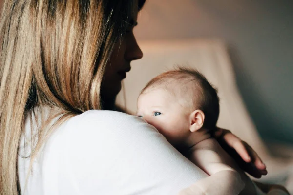 O comisie guvernamentală din Suedia propune interzicerea oricărei adopţii internaţionale