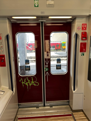 Primul tren electic nou din România a fost vandalizat, la nici un an de la intrarea pe traseu / Secretar de stat: Am să solicit instituţiior abilitate să ia măsuri pentru identificarea şi sancţionarea celor care se fac vinovaţi - FOTO