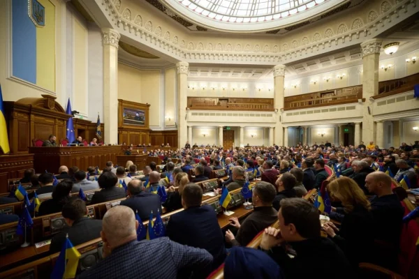 Parlamentul din Ucraina votează pentru suprimarea independenţei instituţiilor anticorupţie / Comisia Europeană reacţionează