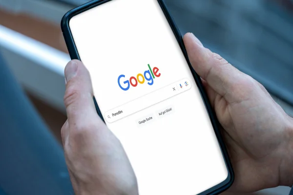 Google lansează o nouă funcție AI care îți permite să probezi haine virtual