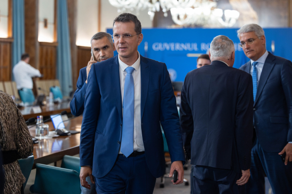 „Suveranistii” au ocazia sa-si demonstreze patriotismul: Ministrul Apararii anunta introducerea corpurilor de „voluntari in termen”, care vor beneficia de instructie militara pe o perioada de patru luni
