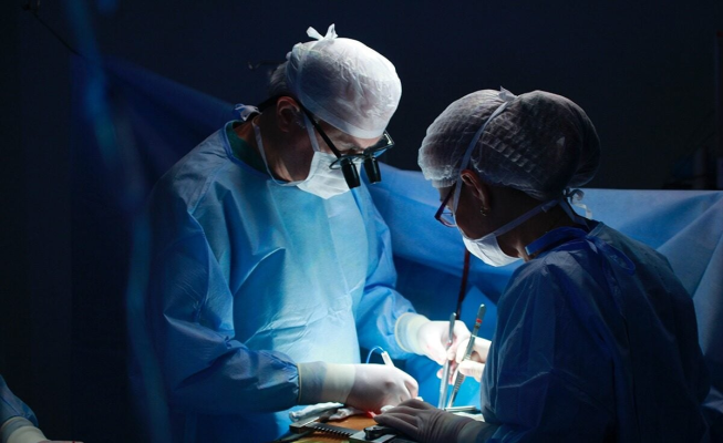 Record în medicină: Un bărbat din Angola a fost operat de cancer la prostată prin telechirurgie din SUA, la o distanţă de aproape 11.000 km