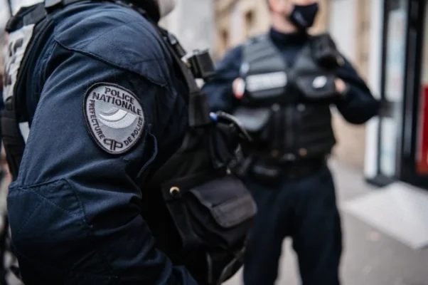 O supraveghetoare a fost ucisă prin înjunghiere de un elev în vârstă de 14 ani la un colegiu în nord-vestul Franţei / Macron deplânge ”un val de violenţă fără sens”