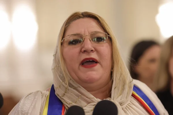 VIDEO Diana Șoșoacă, desfășurare de forțe în fața deputaților: 'Nu văd antisemitismul, când în Parlament și CSAT există un reprezentat al comunității evreiești'