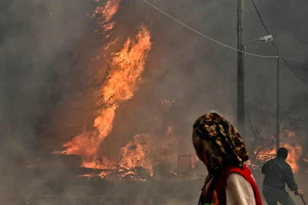 Incendiu de vegetaţie pe insula Creta / Locuitorii şi turiştii din patru aşezări, evacuaţi / Au intervenit peste 150 de pompieri