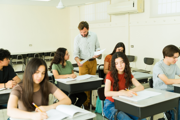 Schimbări în evaluarea elevilor: nota 10 se va lua la fel și la Colegiul „Lazăr” din Capitală, și în școala dintr-un cătun. Interviu cu un expert internațional