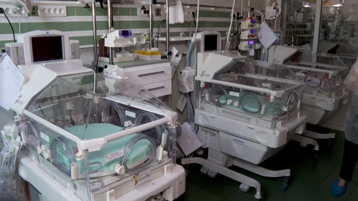 Maternitate modernizată fără bani de la stat. Ministrul Sănătății recunoaște că investițiile statului în spitale se fac lent