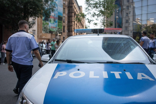 Urmărire în trafic, după ce un şofer beat a refuzat să oprească / În timpul urmăririi, din maşină a fost aruncată o trusă medicală în care se afla o armă