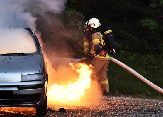 Doi bărbaţi, găsiţi carbonizaţi după un accident rutier produs în timp ce maşina în care se aflau era urmărită de Poliţie, la Râmnicu Vâlcea / Autoturismul fusese înregistrat de radar cu 185 de kilometri pe oră, dar şoferul refuzase să oprească
