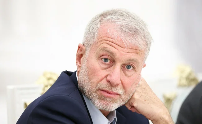 Guvernul britanic l-ar putea da în judecată pe Roman Abramovici: “Banii luați pe Chelsea trebuie să ajungă la oamenii care SUFERĂ în Ucraina”