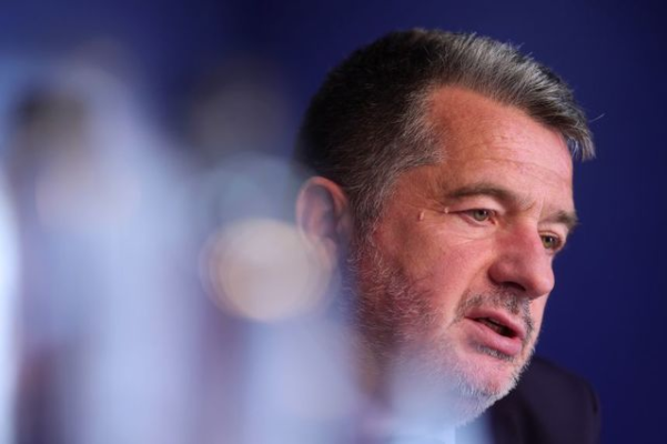 Directorul CFR Călători: Am venituri de 11.000 de euro pe lună / Am 5500 de euro de la CFR Călători şi primesc chirie de 3500 de euro din Dubai / Ministrul are 13.000 de lei pe lună. / Nu poţi conduce o scară de bloc cu 13.000 de lei, dar o ţară