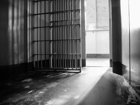 Sute de elevi s-au confruntat cu realitatea detenției într-o vizită la Penitenciarul Miercurea-Ciuc / Un tânăr de 20 de ani le-a relatat de ce e acolo:  ”Nu mai aveam bani pentru droguri și am bătut un băiat ca să îi iau drogurile. Dacă vii aici, prieteni, familie, nimeni nu te mai caută„