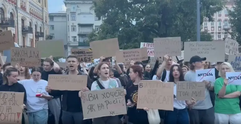 Proteste în Ucraina împotriva formelor care slăbesc independența instituțiilor anticorupție. Bruxellesul e „serios îngrijorat"