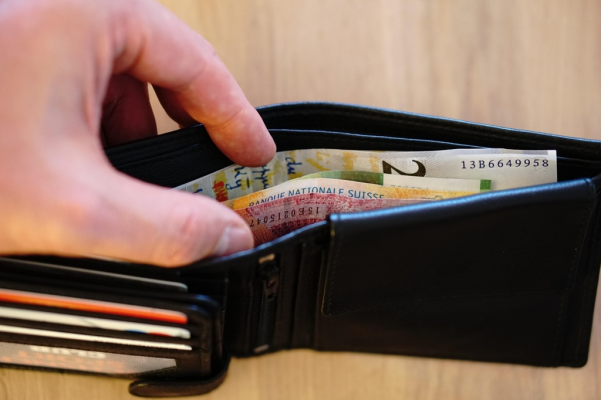 Cine primește indemnizație de hrană în România: bani de mâncare și pentru cei cu salarii de peste 12.000 lei. Bonus universal în instituțiile statului