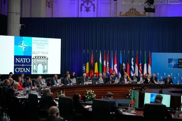 Concluziile Reuniunii NATO de la București. Stoltenberg: „Ucraina trebuie să rămână un stat suveran în Europa” / Blinken: „Strategia lui Putin nu va funcționa”